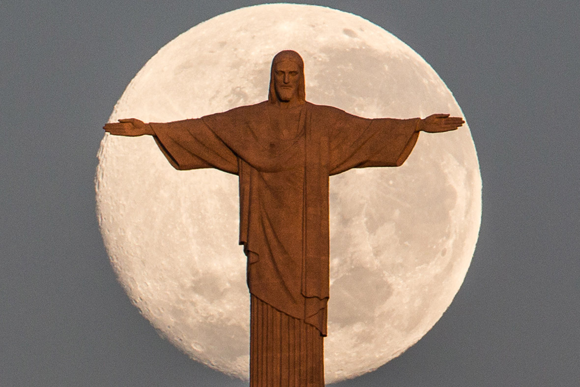 Christ the Redeemer full moon