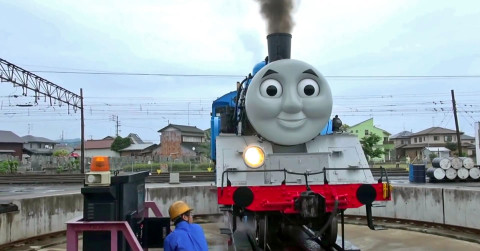 Thomas smiles as he turns on the railway turntable, watched by excited fans