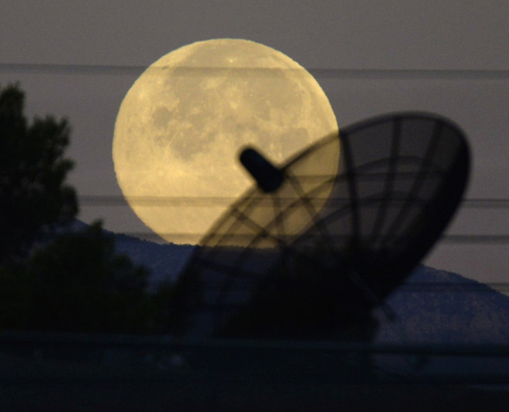 The Supermoon sets towards the western skies of Las Vegas, Nevada, USA The Supermoon sets towards the western skies of Las Vegas, Nevada, USA