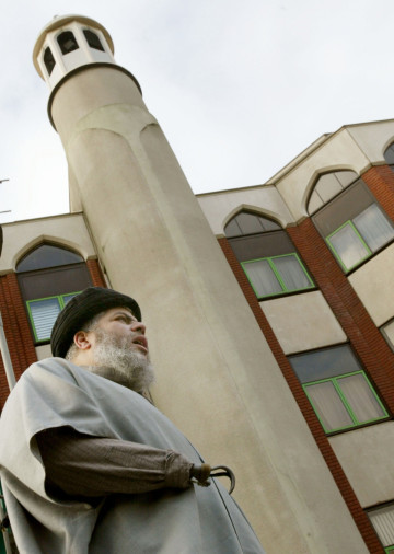 Muslim cleric,Abu Hamza al-Masri, leads prayers outside the North London Central Mosque, in the Finsbury Park area of London, January 24, 2003. Muslim cleric,Abu Hamza al-Masri, leads prayers outside the North London Central Mosque, in the Finsbury Park area of London, January 24, 2003.