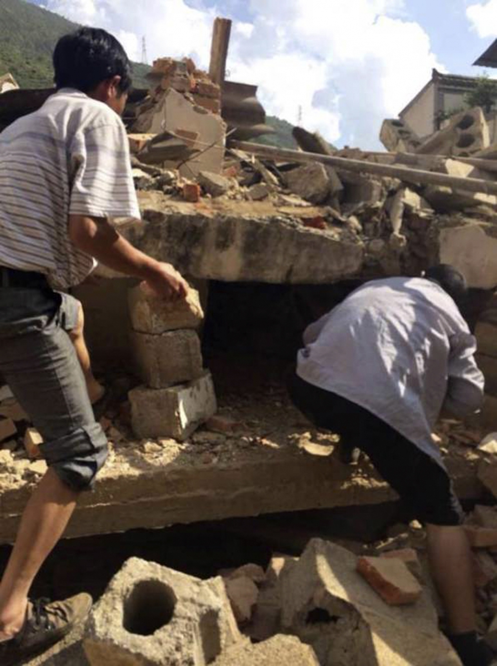 Yunnan Earthquake Search for survivors