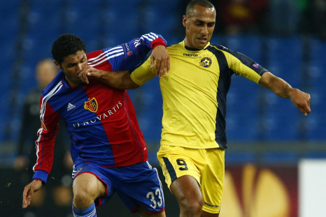 FC Basel's Mohamed Elneny (L) fights for the ball with Maccabi Tel Aviv's Maharan Radi