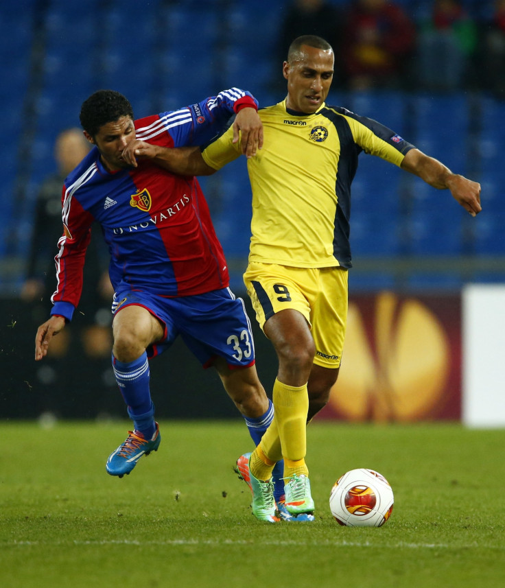 FC Basel's Mohamed Elneny (L) fights for the ball with Maccabi Tel Aviv's Maharan Radi