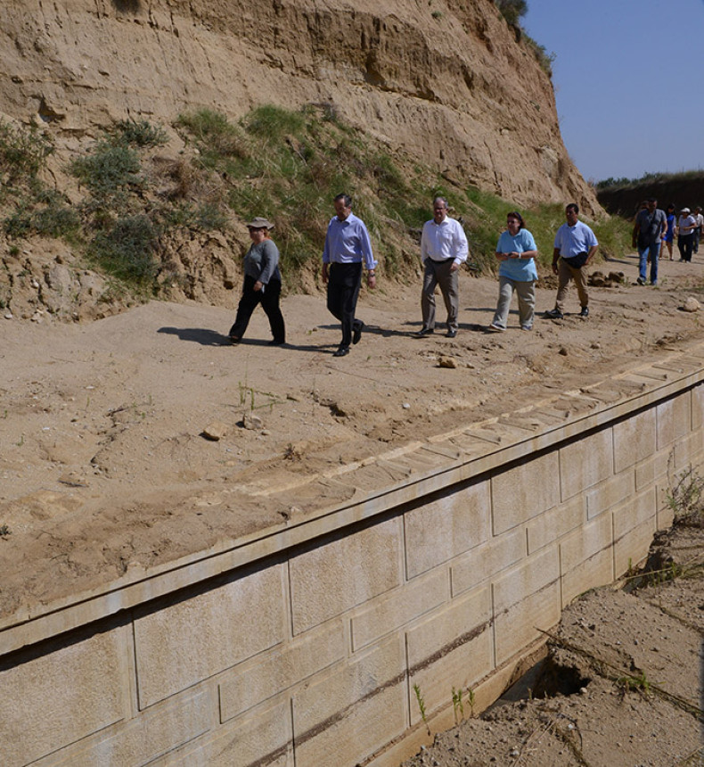 Greek prime minister Antonis Samaras, his wife and Culture minister Constantinos Tassoulas tour the huge burial mound