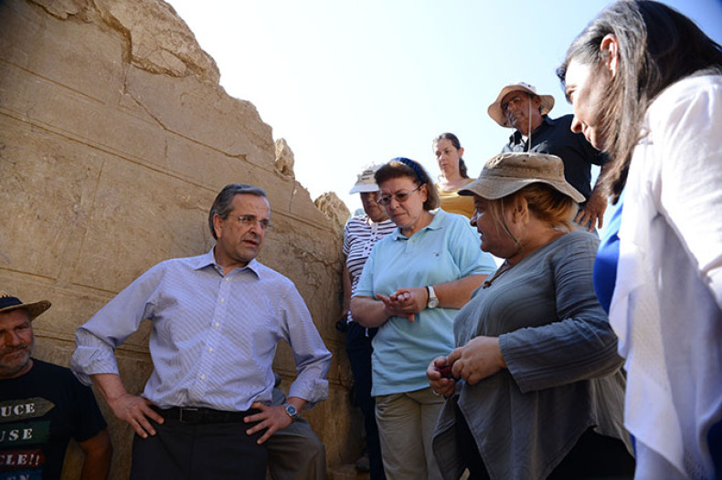 Greek PM Antonis Samaras and his wife learn more about the ancient Amphipolis tomb