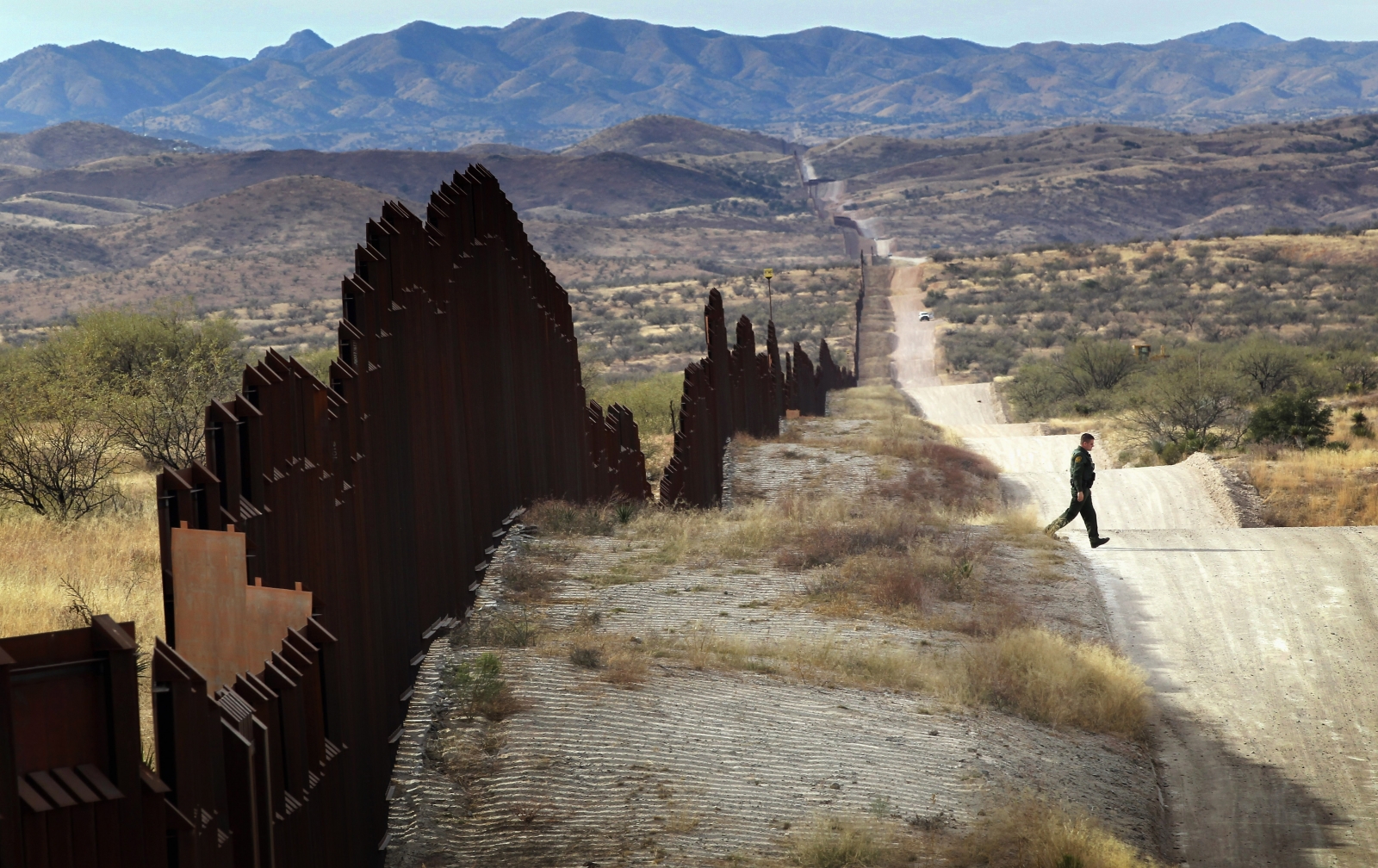 A US police officer patrols the US-Mexican border in Arizona. (Getty)