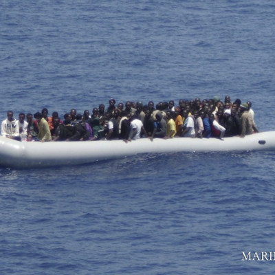 Boat carrying African immigrants sinks off Libya coast