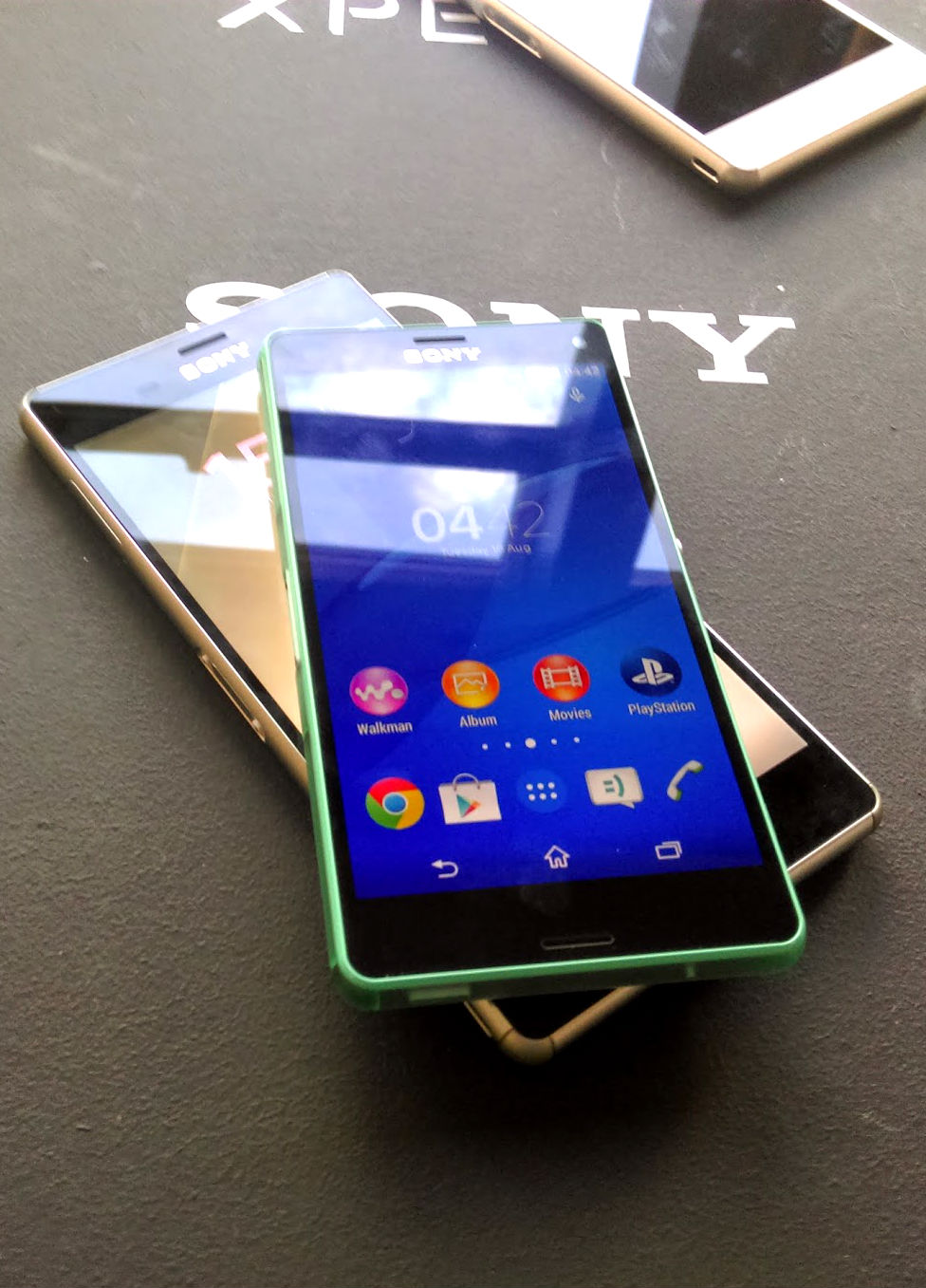 Чем приклеить дисплей sony z3