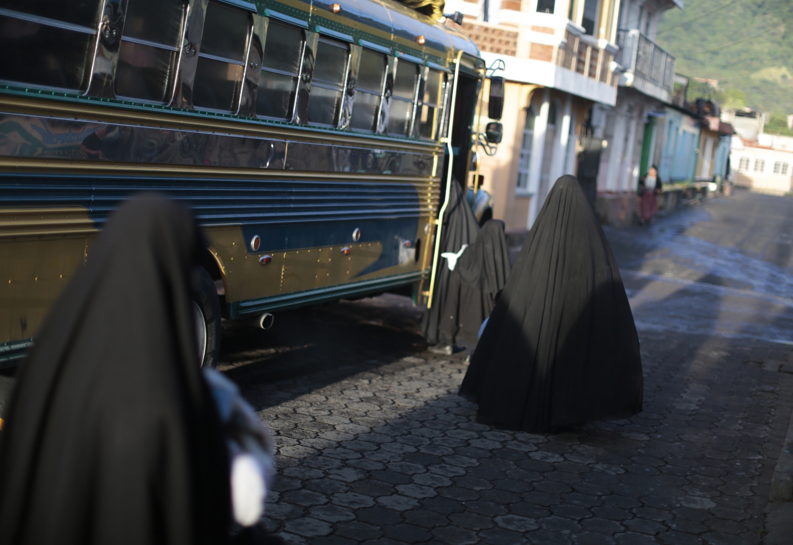 Lev Tahor women boarding the bus