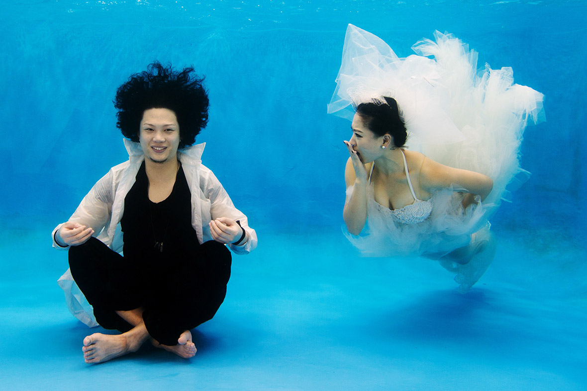 underwater wedding photos