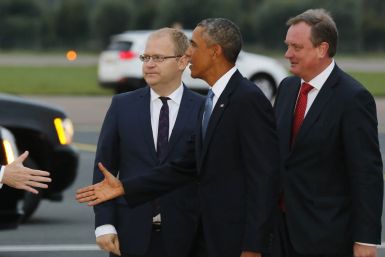 .S. President Barack Obama is greeted by Estonia Foreign Minister Urmas Paet (L) and Chief of Protocol Toomas Kahur (R)