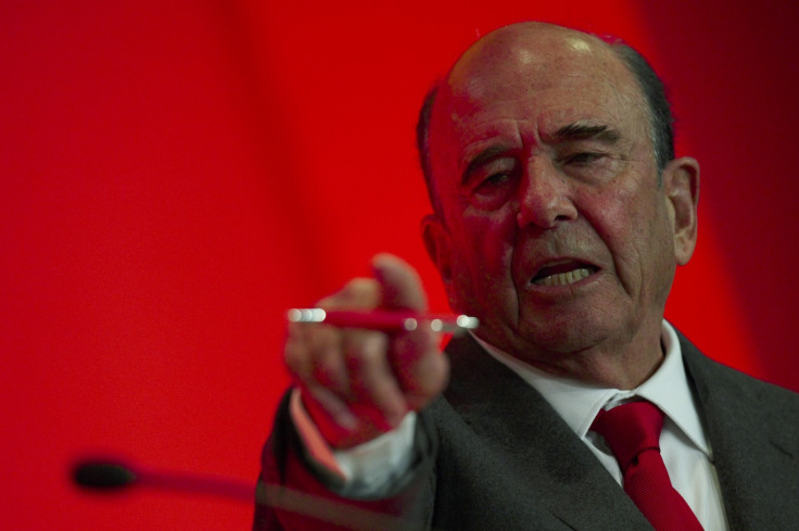 Emilio Botin, chairman of Spain's Santander, gestures during a news conference after the company's results presentation in Boadilla del Monte, near Madrid, January 30, 2014