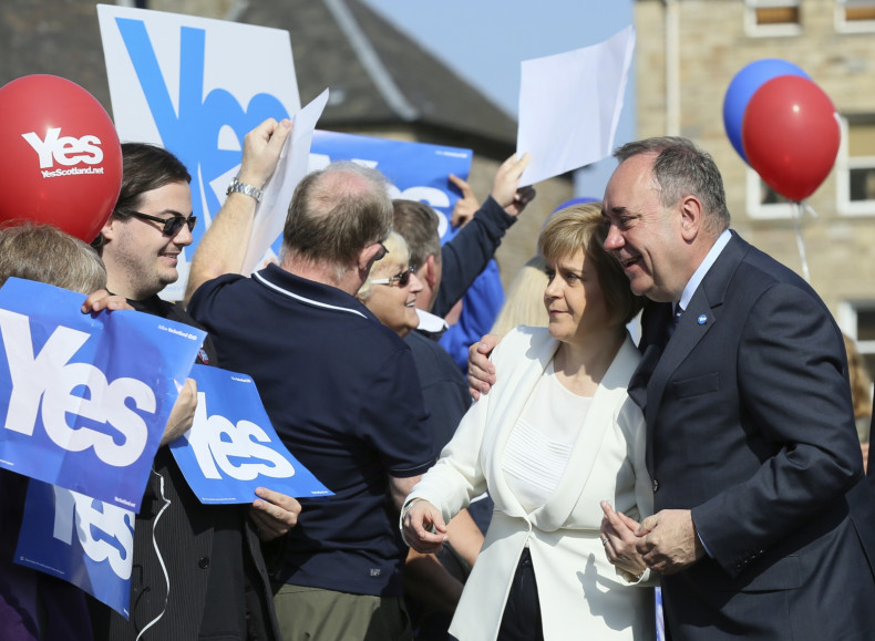 Scotland's First Minister Alex Salmond (R) and deputy First Minister Nicola Sturgeon pose for a photograph as they campaign in Edinburgh, Scotland September 10, 2014.