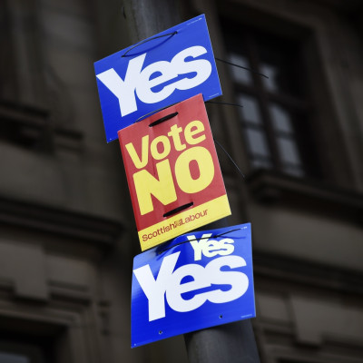 Scottish independence yes and no signs