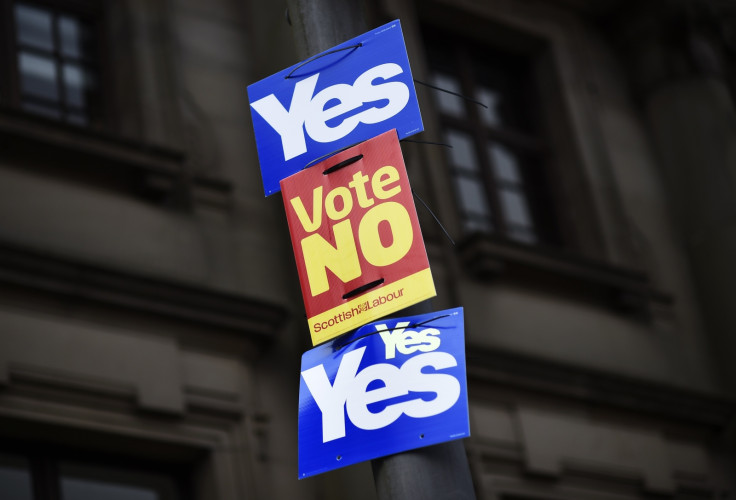 Scottish independence yes and no signs