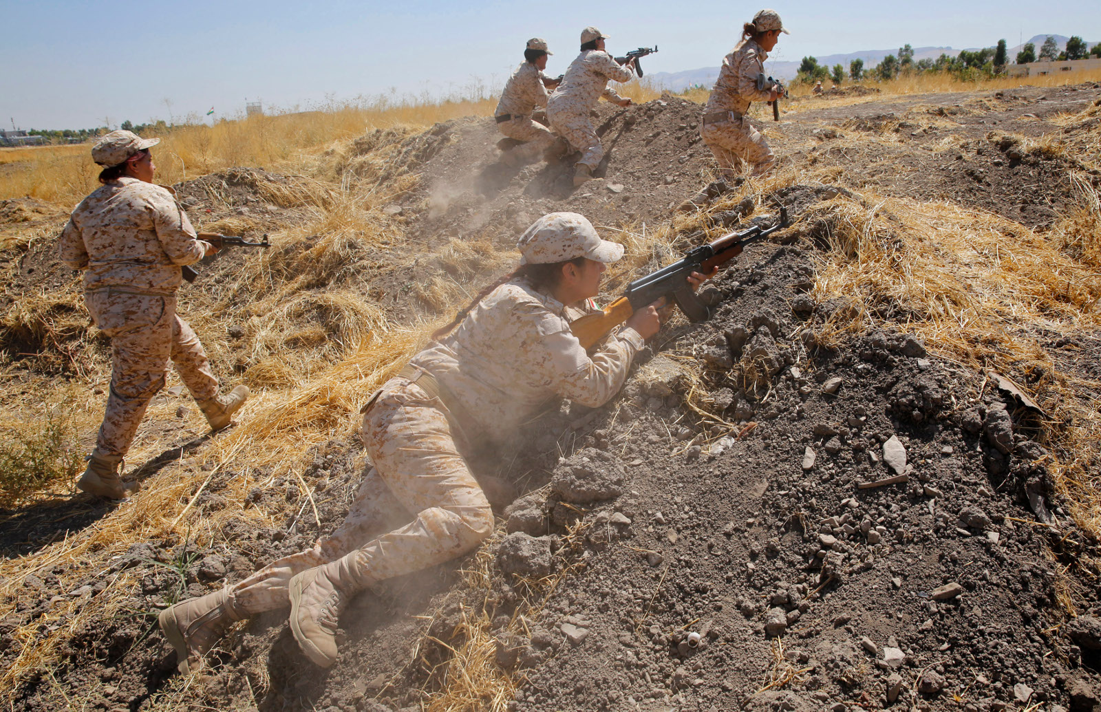 Kurdish Peshmerga female fighters 01