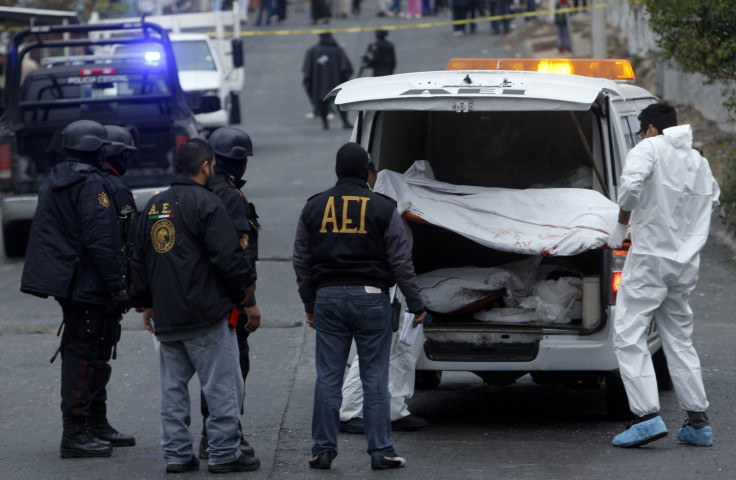 A forensics team takes away the bodies of assasination victims in Mexico. (Getty)