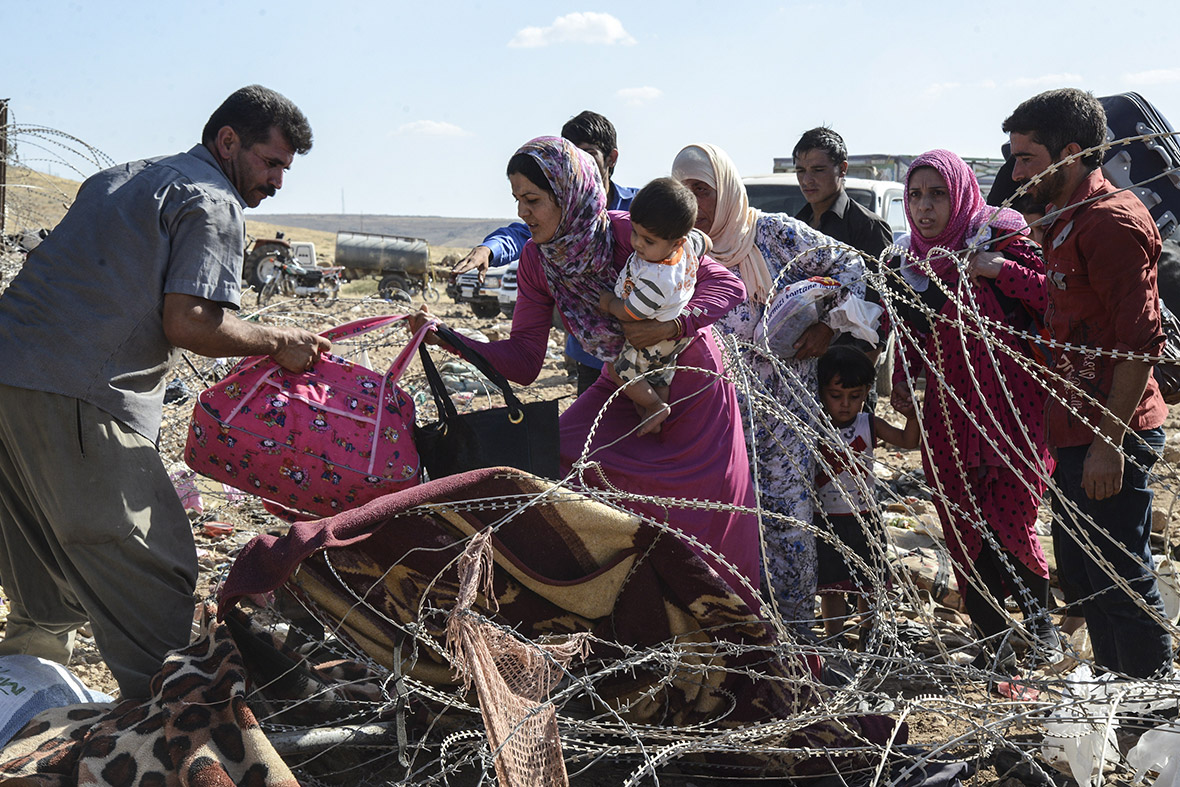 Fleeing Isis Tens Of Thousands Of Syrian Kurds Cross Border Into Turkey