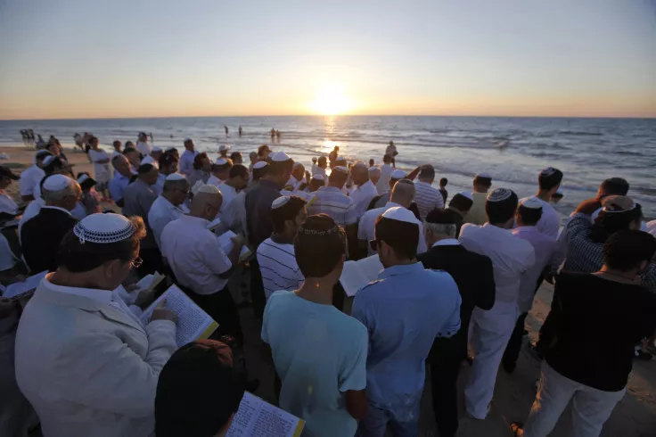 Judíos ortodoxos participan en la oración de Tashlij por Rosh Hashaná · Reuters Celebraciones Judias