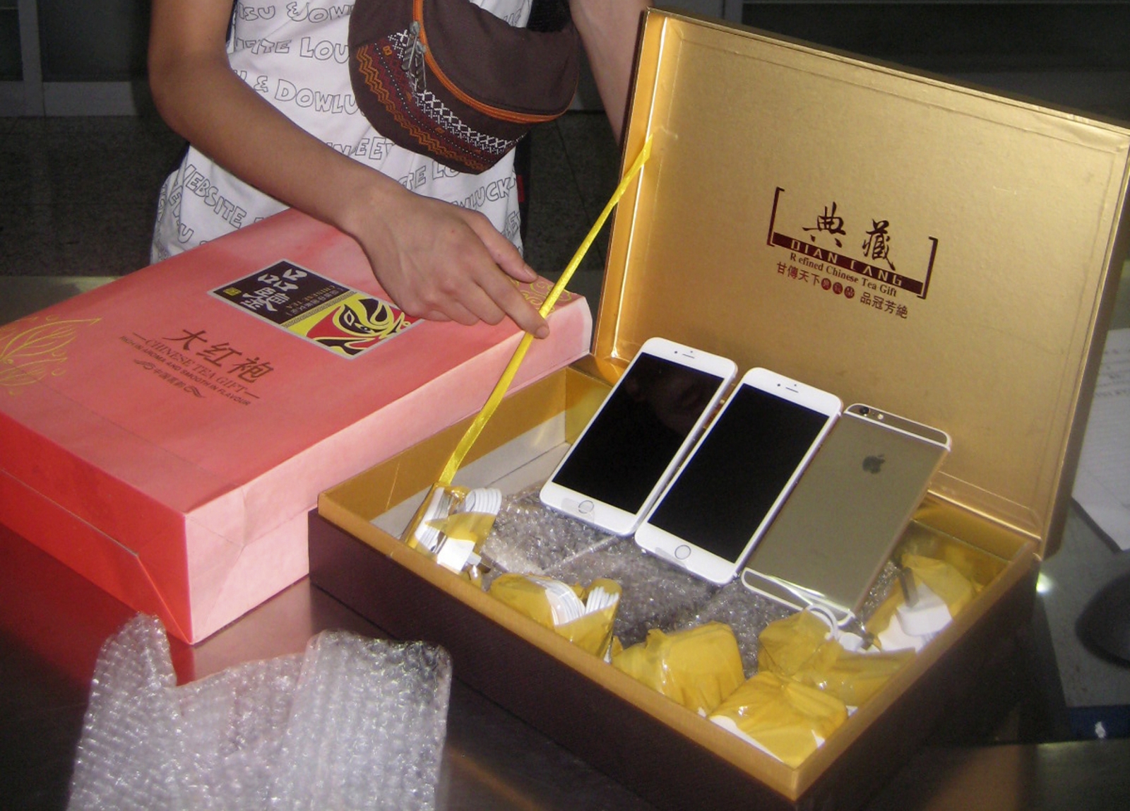 iPhone 6 Smuggled into China in Tea Box iPhone 6 Smuggled into China in Tea Box