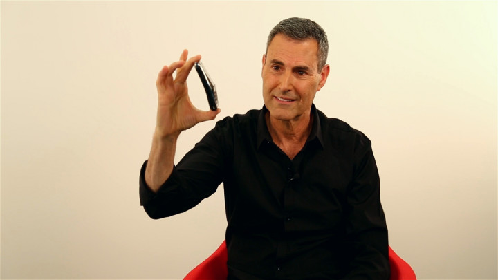 Uri Geller Claims iPhone 6 'Bendgate' is Caused by 'Mind Energy' Uri Geller Claims iPhone 6 'Bendgate' is Caused by 'Mind Energy'