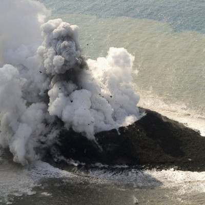 Volcano erupts in central Japan