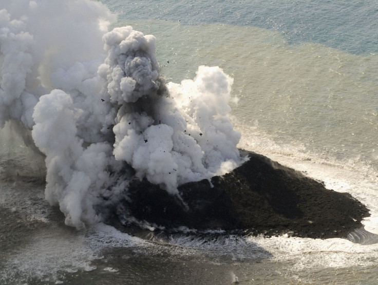 Volcano erupts in central Japan