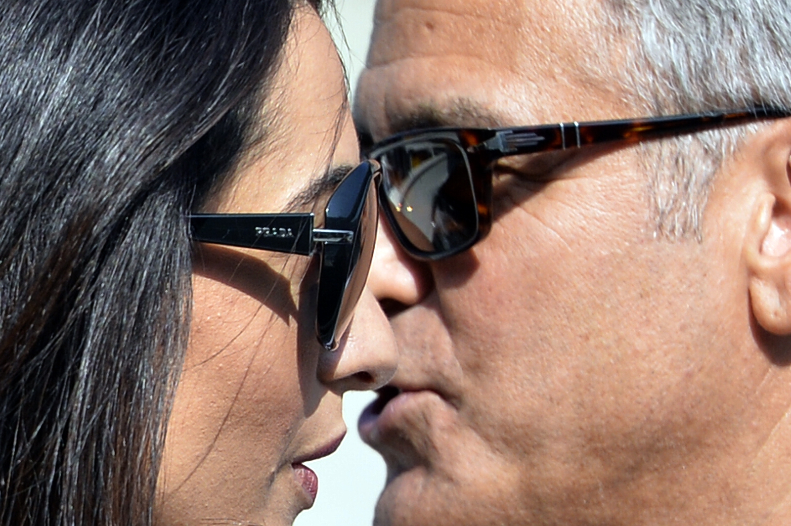 George Clooney and Amal Alamuddin kiss