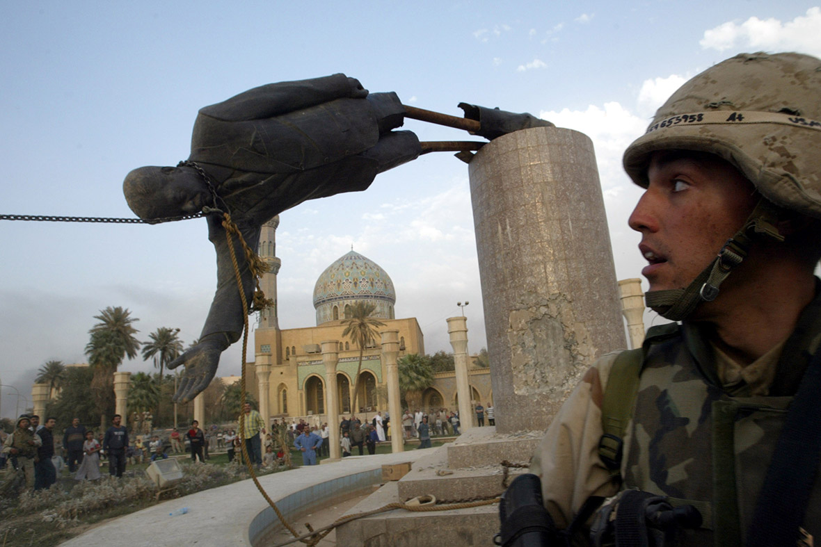 statue saddam hussein