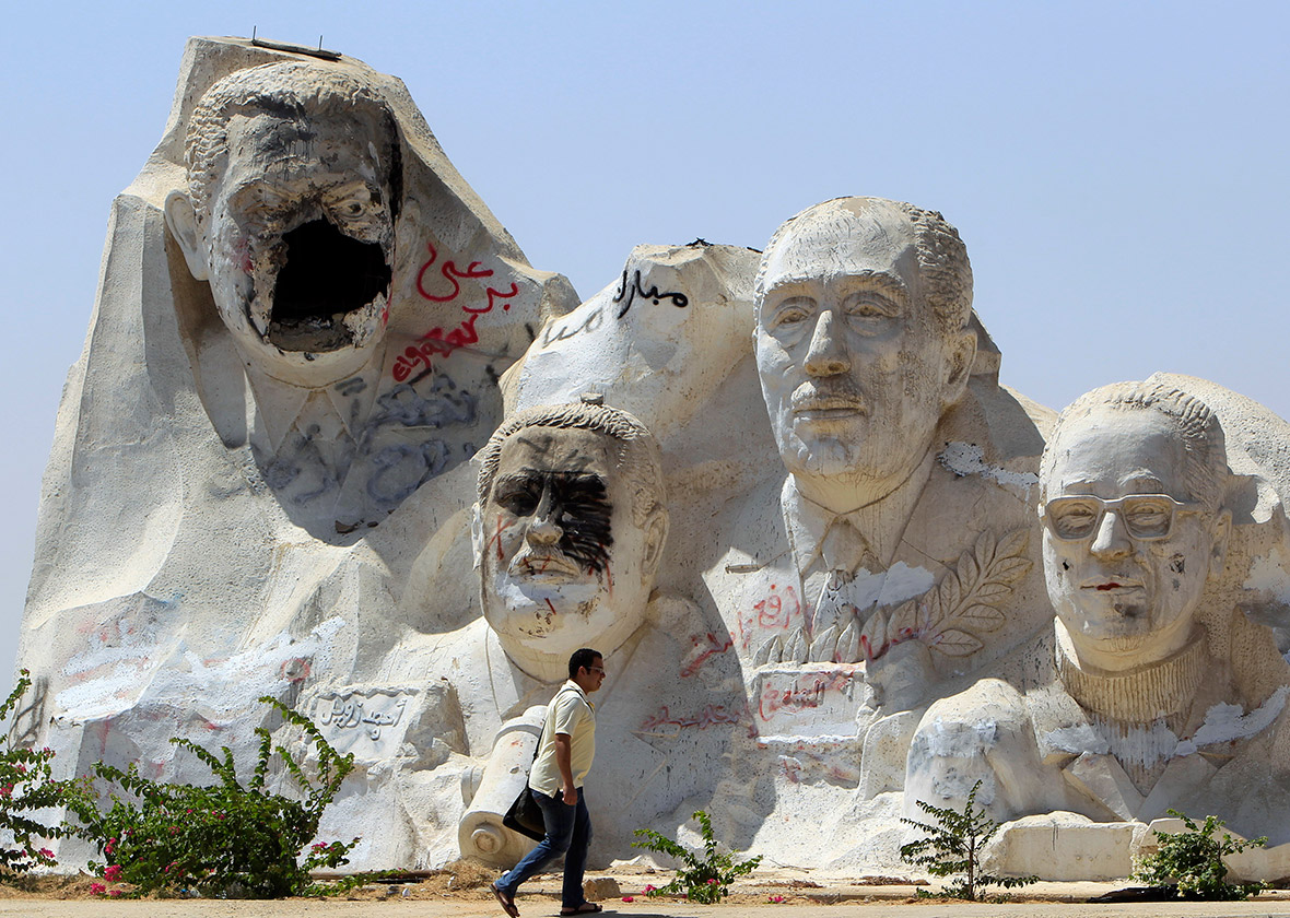 mubarak statue
