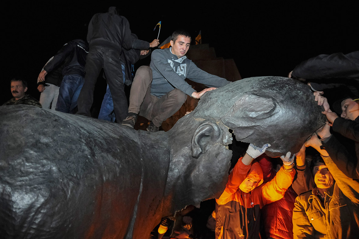 lenin statue