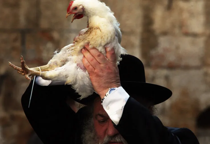 Algunos judíos ortodoxos sostienen una ave viva sobre sus cabezas como expiación por el pecado Getty