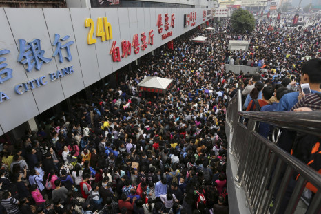 Passengers wait to get in the crowded Zhengzhou Railway Station, on the first day of the seven-day national day holiday, in Zhengzhou, Henan province October 1, 2014.