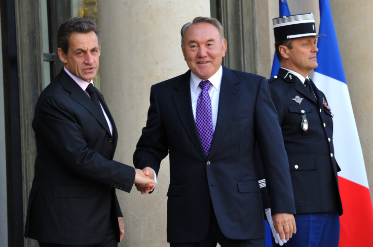 France's President Nicolas Sarkozy (L) welcomes Kazakhstan President Nursultan Nazarbayev
