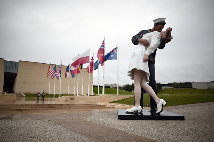 Sailor Kiss Statue