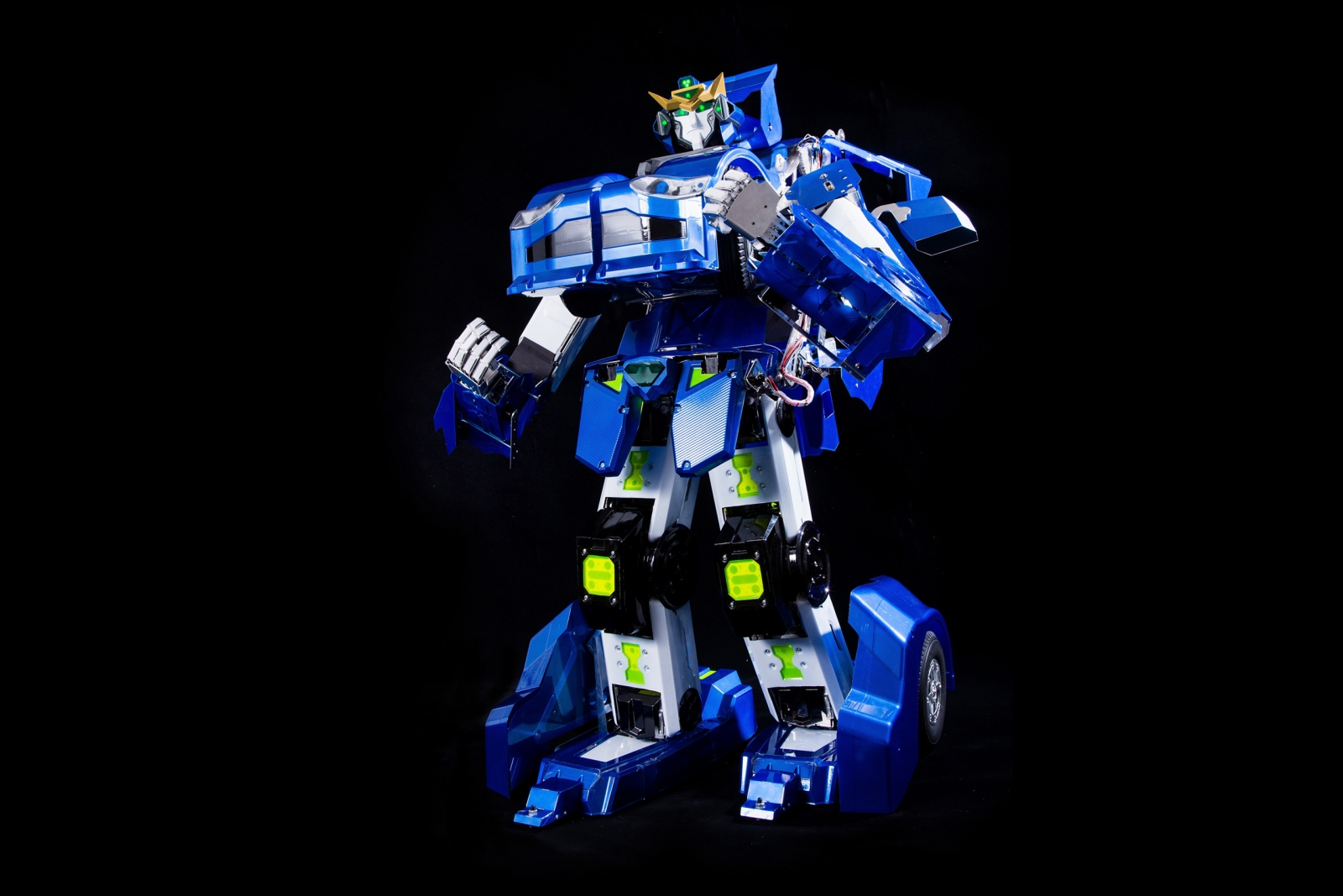 J-deite Quarter: The robot is designed just like the Transformer toys, with car panels that snap into place when it transforms J-deite Quarter: The robot is designed just like the Transformer toys, with car panels that snap into place when it transforms