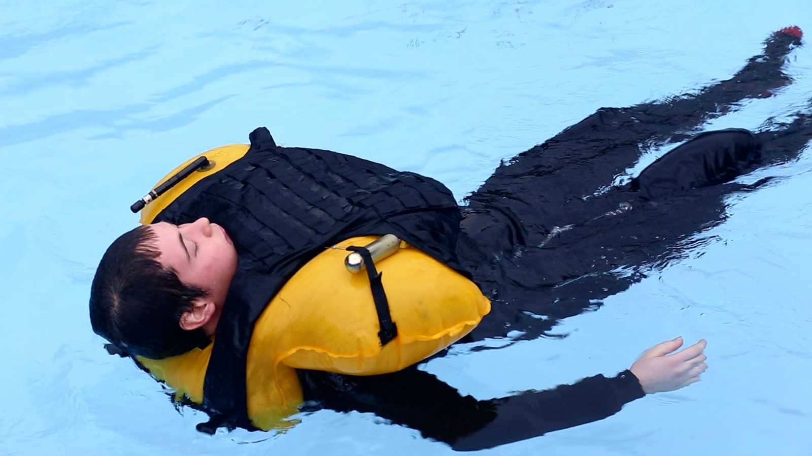 A new type of inflatable body armour protects soldiers who fall into the water and makes sure they can float and breathe A new type of inflatable body armour protects soldiers who fall into the water and makes sure they can float and breathe