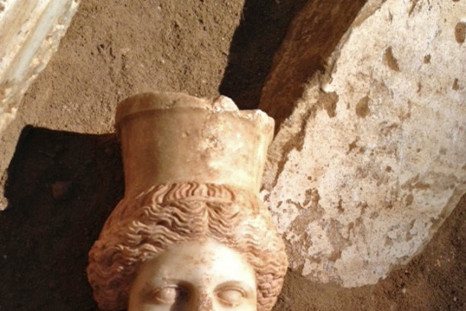 The missing sphinx head matches the right-hand-side sphinx at the entrance of the Amphipolis tomb
