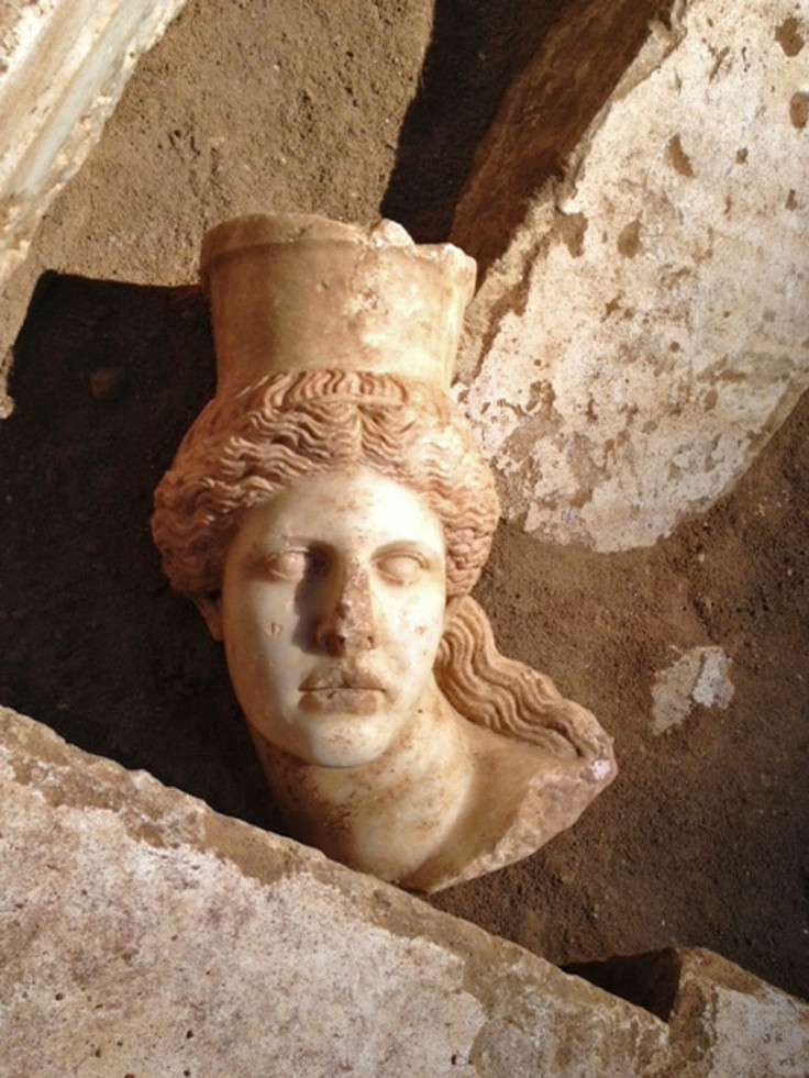 The missing sphinx head matches the right-hand-side sphinx at the entrance of the Amphipolis tomb