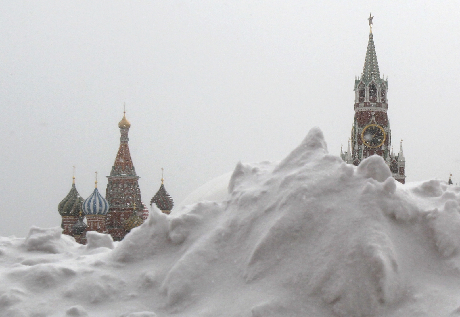 Moscow cold. Москва снежный коллапс Кремль. Красная площадь в снегу. Кремль в снегу. Сугробы на красной площади.