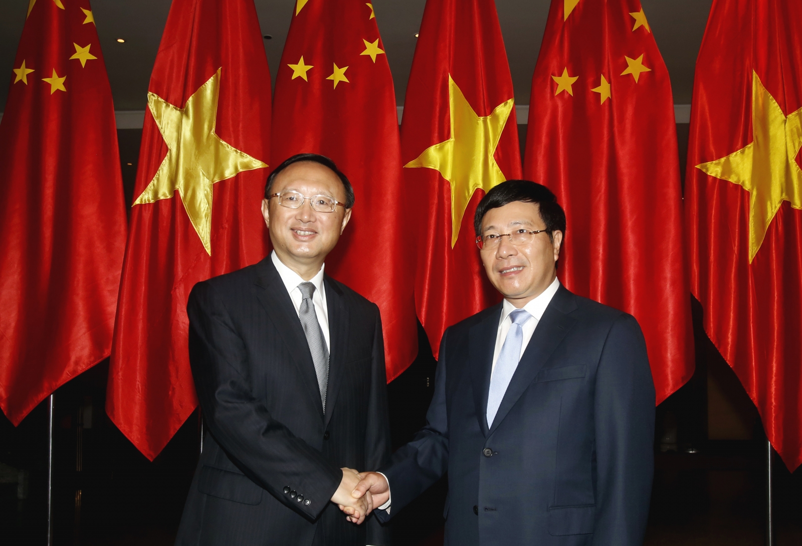 Вьетнамцы и китайцы. Китай и Вьетнам. Китайские дипломаты. Китай политика.