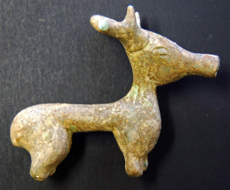 A miniature stag figurine measuring 5cm in length