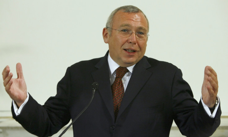 Ex-Austrian Chancellor Alfred Gusenbauer addresses a news conference following his last cabinet meeting in Vienna November 26, 2008.