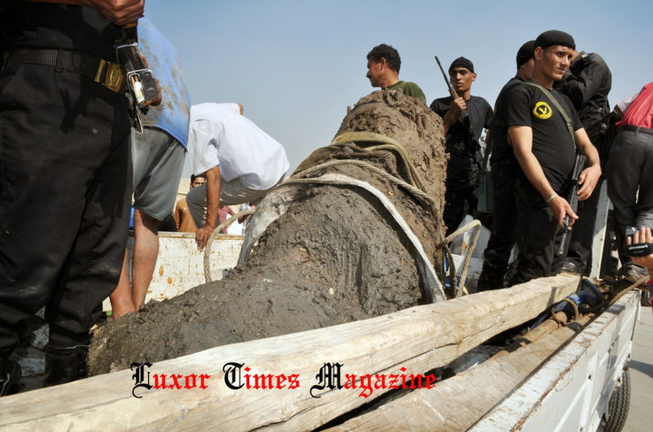 Authorities supervise the careful removal of a pink granite statue found in an underwater temple from Tell AlAziz, Houd Zelikha