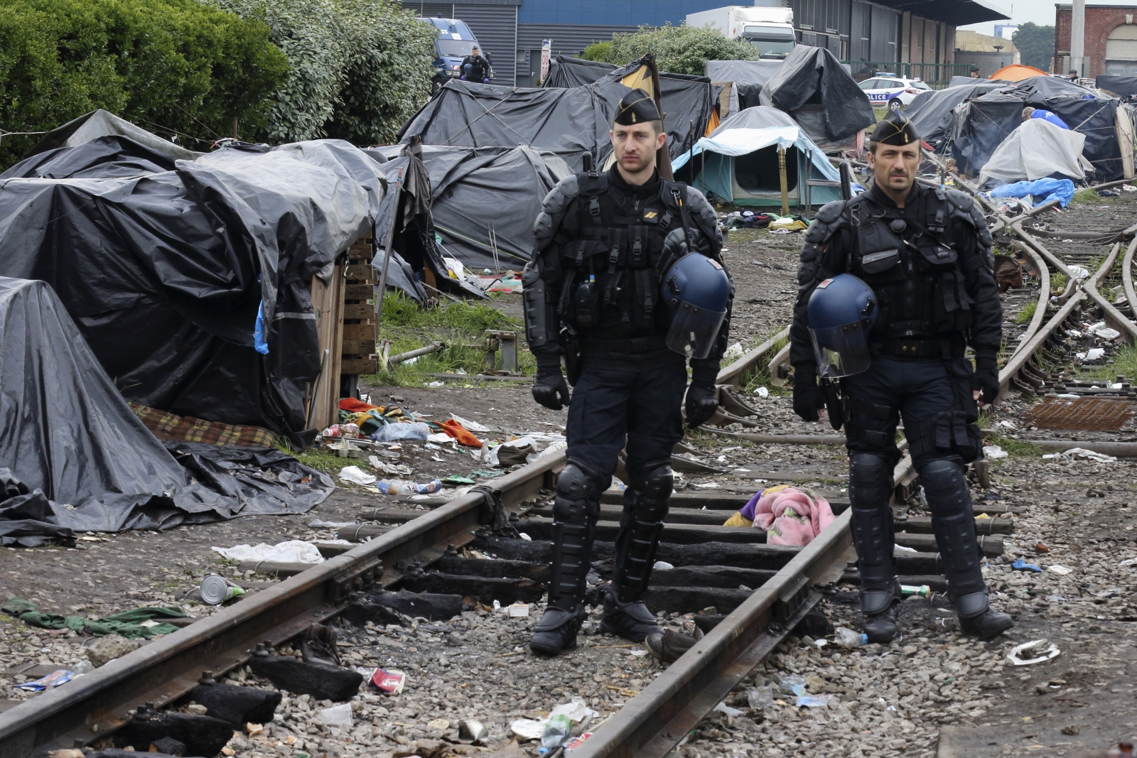 help visa france UK Police 2,500 Begs Illegal France Help to Tackle