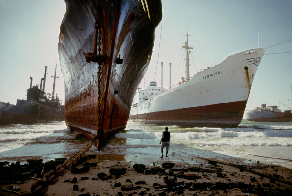 Steve McCurry, Ship Breaking Yard, Karachi, 1985