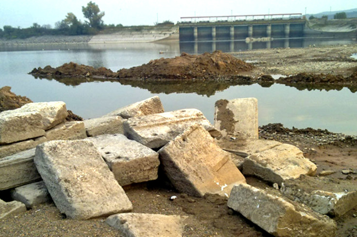 Slabs of marble from the Kasta Hill tomb have been found in the artificial reservoir of Lake Kerkini, which flows into the Strymónas River