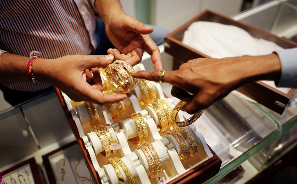 India Mulls Gold Import Curbs as Purchases Surge India Mulls Gold Import Curbs as Purchases Surge