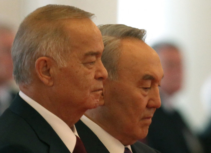 Kazakh President Nursultan Nazarbayev (R) and his Uzbek counterpart Islam Karimov attend an official welcome ceremony for the visiting Uzbek leader, in Astana, the capital of Kazakhstan