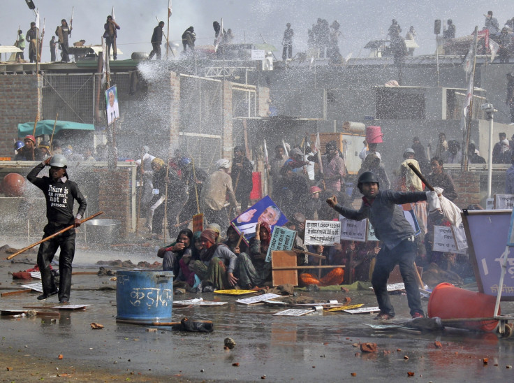 Supporters of Satguru Rampalji Maharaj clash with police outside the guru's ashram. (Reuters)